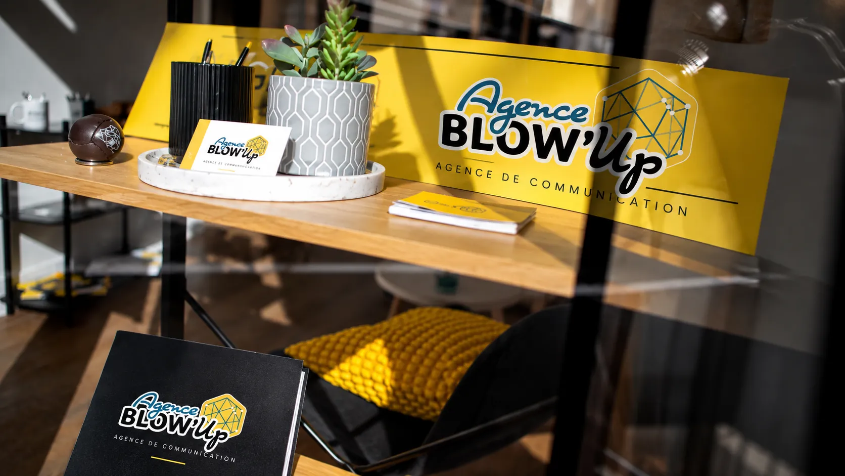 Brochures et sac aux couleurs de l’Agence Blow’Up
