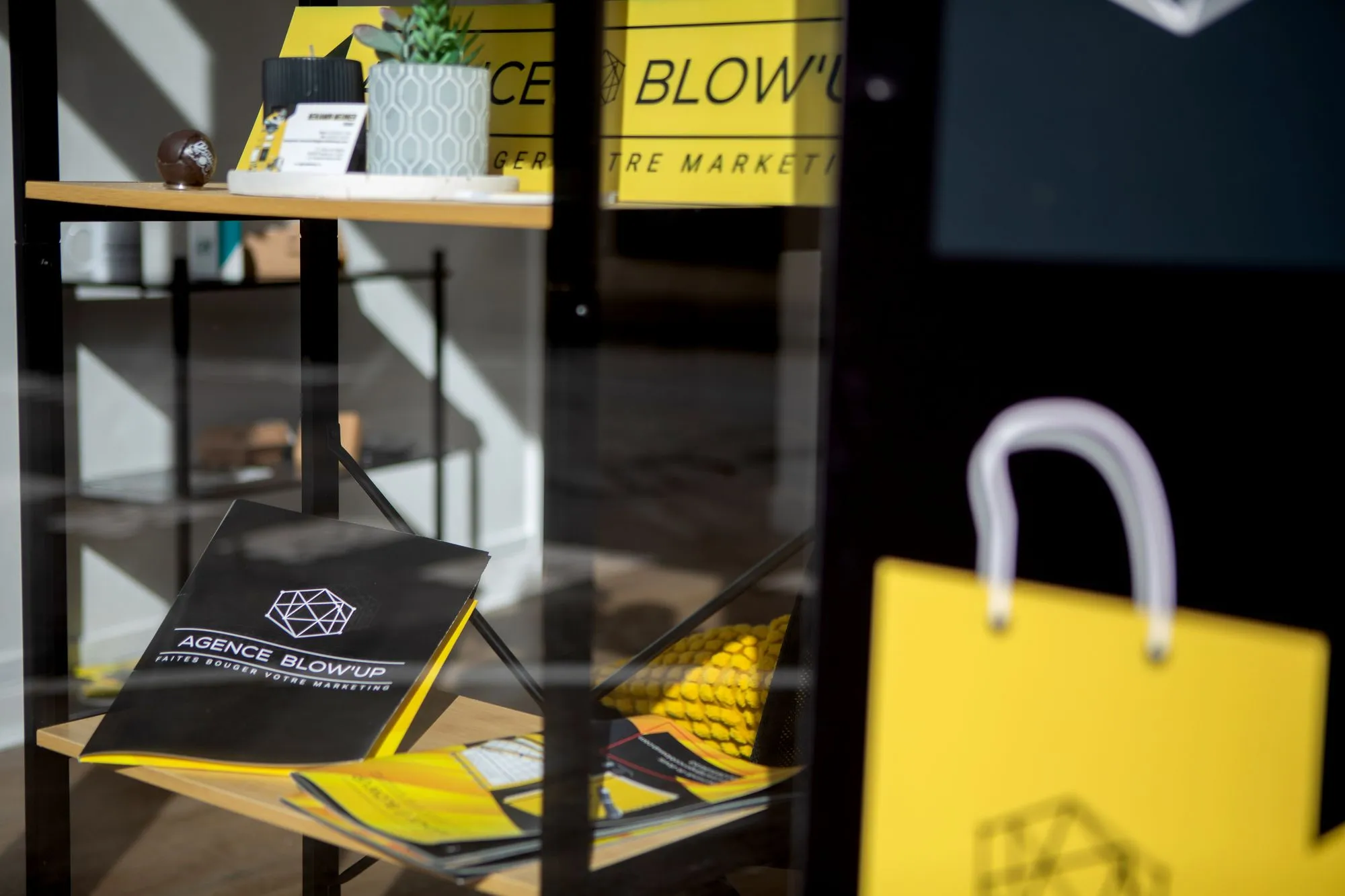 Brochures et sac aux couleurs de l’Agence Blow’Up